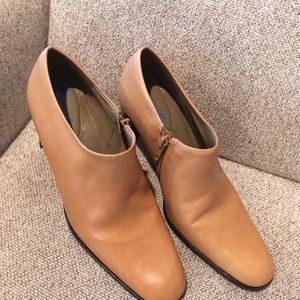 NWOT Nicole tan leather booties w/ side zippers